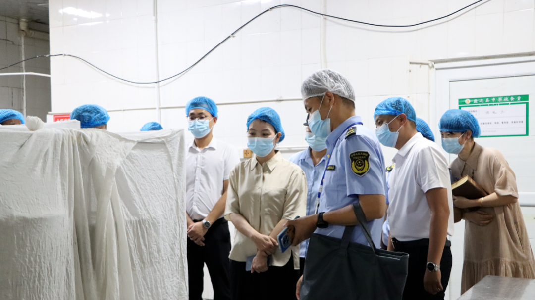 攀枝花市市场监管局局长柳瑛莅临我校调研指导高考食品...