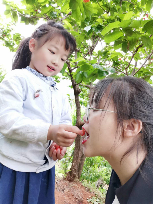 黄长秀与大女儿的温馨生活照_副本.jpg