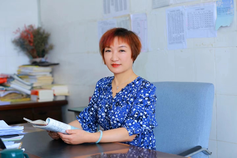 杨霜.jpg 杨霜.jpg